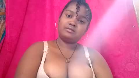 Snapshot of queen01love chatting on 11-26-25, 05:08 queen01love online show from 11-26-25, 05:08