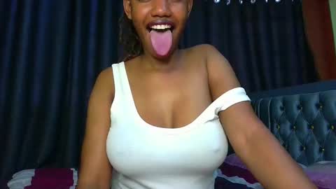 Snapshot of queen321850 chatting on 01-06-26, 02:10 queen321850 online show from 01-06-26, 02:10