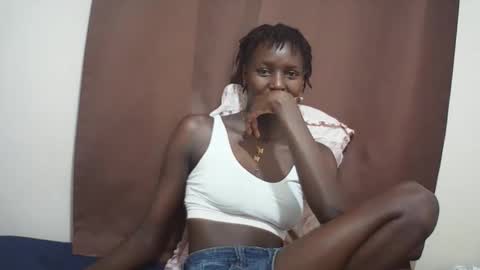 Snapshot of queen_0012 chatting on 05-19-26, 01:56 asher online show from 05-19-26, 01:56