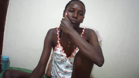 Snapshot of queen_0012 chatting on 06-16-26, 06:32 asher online show from 06-16-26, 06:32