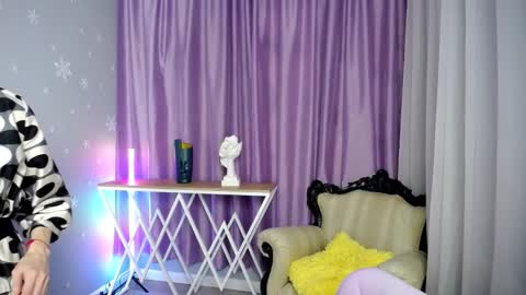 Snapshot of queen_a_n_i chatting on 11-15-25, 11:40 A N I Ill be here on December 1st online show from 11-15-25, 11:40