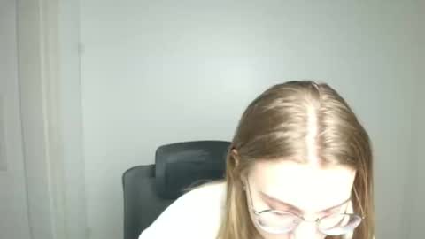 Snapshot of queen_amelie chatting on 02-14-26, 06:32 Amelie online show from 02-14-26, 06:32