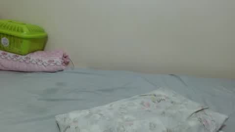 Snapshot of queen_ema chatting on 04-19-26, 06:10 queen ema online show from 04-19-26, 06:10