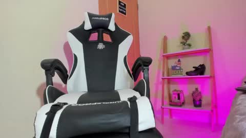 Your Queen Esthefi online show from 01-13-25, 03:58