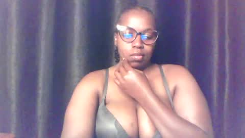 Snapshot of queen_melanine chatting on 06-19-26, 03:55 QUEEN online show from 06-19-26, 03:55