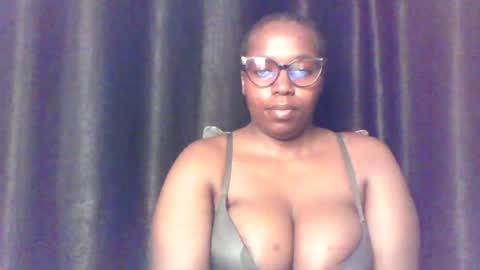 Snapshot of queen_melanine chatting on 06-24-26, 03:44 QUEEN online show from 06-24-26, 03:44