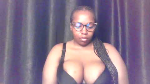 Snapshot of queen_melanine chatting on 06-25-26, 04:01 QUEEN online show from 06-25-26, 04:01