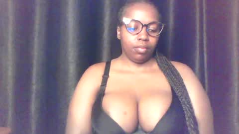 Snapshot of queen_melanine chatting on 06-26-26, 04:39 QUEEN online show from 06-26-26, 04:39