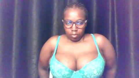 Snapshot of queen_melanine chatting on 06-27-26, 12:22 QUEEN online show from 06-27-26, 12:22