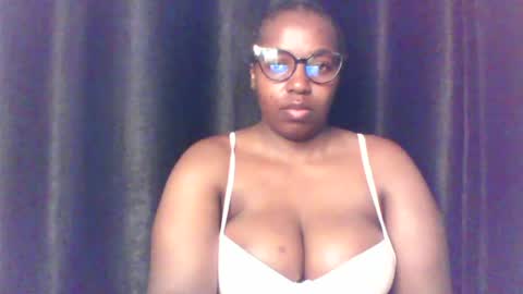 Snapshot of queen_melanine chatting on 06-29-26, 11:32 QUEEN online show from 06-29-26, 11:32