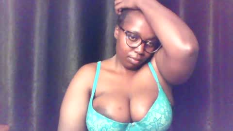 Snapshot of queen_melanine chatting on 07-11-26, 03:48 QUEEN online show from 07-11-26, 03:48