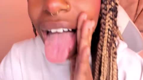 Snapshot of queen_perla_ chatting on 01-20-25, 02:57 online show from 01-20-25, 02:57