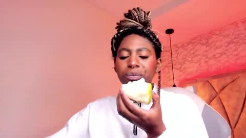 Snapshot of queen_perla_ chatting on 02-19-25, 04:22 online show from 02-19-25, 04:22