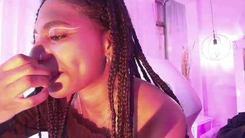 Snapshot of queen_perla_ chatting on 06-03-26, 02:33 online show from 06-03-26, 02:33
