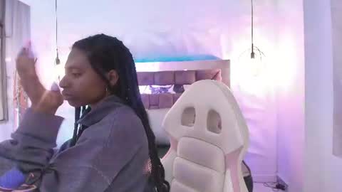 Snapshot of queen_perla_ chatting on 06-12-26, 12:04 online show from 06-12-26, 12:04