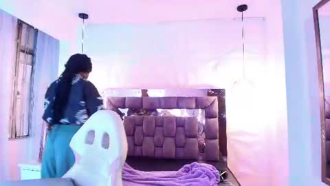 Snapshot of queen_perla_ chatting on 06-28-26, 12:11 online show from 06-28-26, 12:11