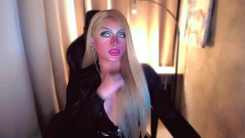 Snapshot of queenarthalia chatting on 12-15-24, 05:42 ARTHA online show from 12-15-24, 05:42