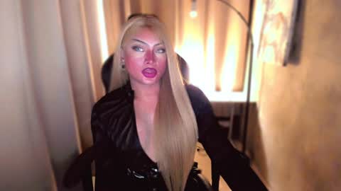 Snapshot of queenarthalia chatting on 12-17-24, 03:17 ARTHA online show from 12-17-24, 03:17