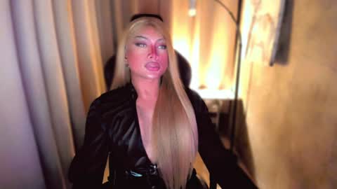 Snapshot of queenarthalia chatting on 12-30-24, 11:04 ARTHA online show from 12-30-24, 11:04