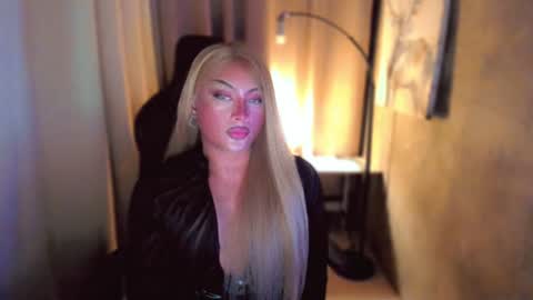 Snapshot of queenarthalia chatting on 01-07-25, 08:42 ARTHA online show from 01-07-25, 08:42