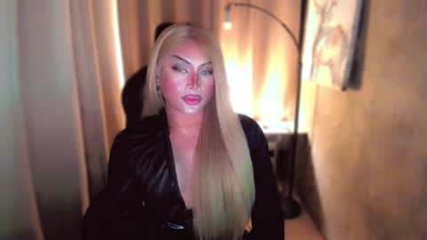 Snapshot of queenarthalia chatting on 01-11-25, 10:07 ARTHA online show from 01-11-25, 10:07