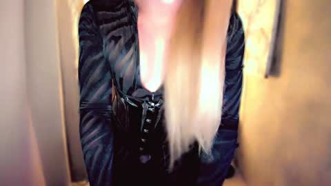 Snapshot of queenarthalia chatting on 01-22-25, 07:13 ARTHA online show from 01-22-25, 07:13