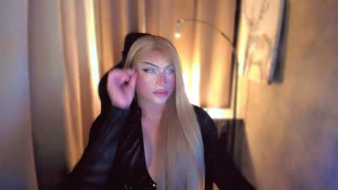 Snapshot of queenarthalia chatting on 01-26-25, 06:49 ARTHA online show from 01-26-25, 06:49