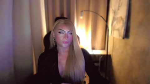 Snapshot of queenarthalia chatting on 01-26-25, 03:58 ARTHA online show from 01-26-25, 03:58