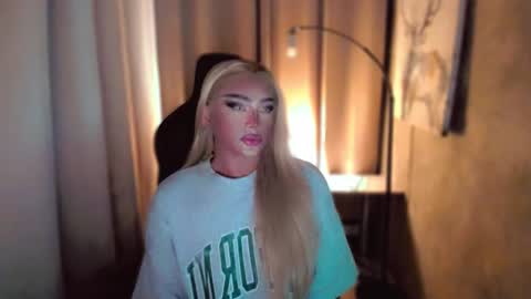 Snapshot of queenarthalia chatting on 02-20-25, 05:51 ARTHA online show from 02-20-25, 05:51