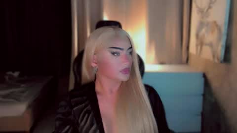 Snapshot of queenarthalia chatting on 12-15-25, 03:05 ARTHA online show from 12-15-25, 03:05