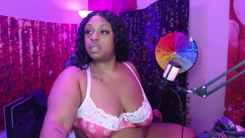 Snapshot of queencroze chatting on 02-11-26, 04:50 Queen Cherise Roze online show from 02-11-26, 04:50