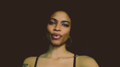 Snapshot of queendom_ing chatting on 11-19-25, 05:29 Sweet Goddess online show from 11-19-25, 05:29