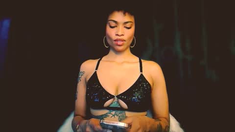 Snapshot of queendom_ing chatting on 11-19-25, 10:10 Sweet Goddess online show from 11-19-25, 10:10