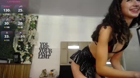 Snapshot of queenjenn__ chatting on 01-06-25, 03:19 QUEENJEENN online show from 01-06-25, 03:19