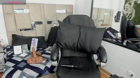 Snapshot of queenjenn__ chatting on 01-08-25, 01:31 QUEENJEENN online show from 01-08-25, 01:31