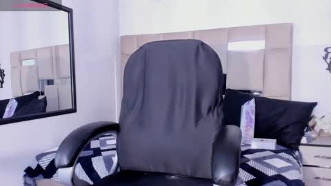 Snapshot of queenjenn__ chatting on 01-20-25, 06:21 QUEENJEENN online show from 01-20-25, 06:21