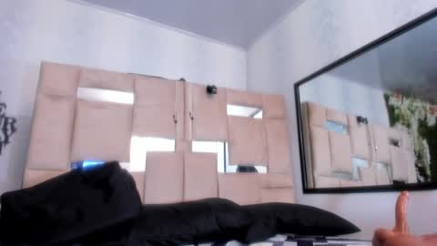 Snapshot of queenjenn__ chatting on 02-18-25, 07:09 QUEENJEENN online show from 02-18-25, 07:09