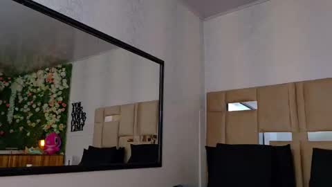 Snapshot of queenjenn__ chatting on 10-01-25, 12:16 QUEENJEENN online show from 10-01-25, 12:16