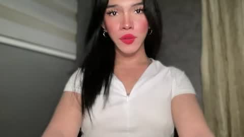 Snapshot of queenn_xxx chatting on 06-21-26, 09:23 QUEEN online show from 06-21-26, 09:23