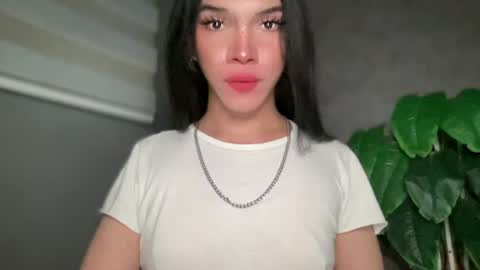 Snapshot of queenn_xxx chatting on 06-24-26, 02:43 QUEEN online show from 06-24-26, 02:43