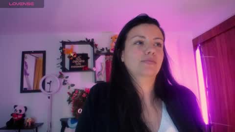 Snapshot of queenrose94 chatting on 02-09-26, 01:37 queenrose94 online show from 02-09-26, 01:37
