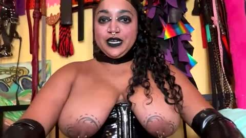 Snapshot of queensquirtntwerk chatting on 02-10-26, 10:14 Queen Hilarity online show from 02-10-26, 10:14