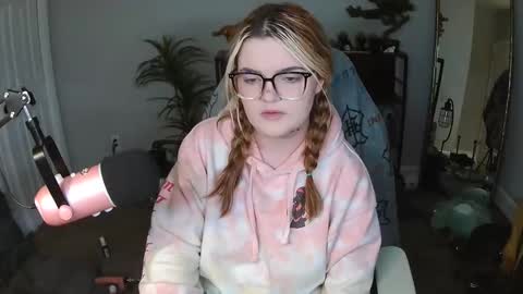 Snapshot of quervoqueen1 chatting on 02-11-26, 03:55 Bri online show from 02-11-26, 03:55