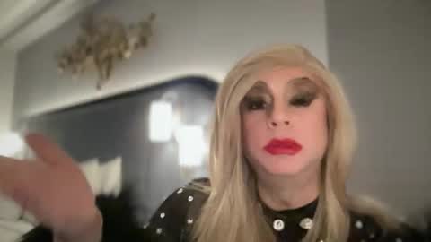 Snapshot of qweenviva chatting on 11-10-25, 12:37 ViVaLuvLicious online show from 11-10-25, 12:37