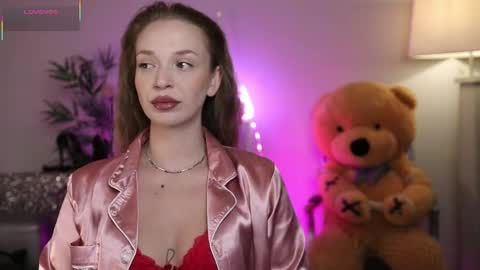 Nova Hollis online show from 04-11-26, 06:51