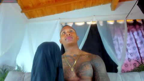 Snapshot of ragnarhot24 chatting on 10-26-25, 04:13 Andres H online show from 10-26-25, 04:13