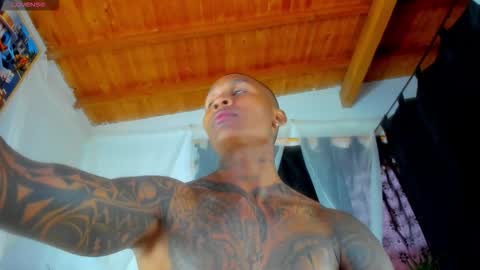 Snapshot of ragnarhot24 chatting on 10-29-25, 12:18 Andres H online show from 10-29-25, 12:18