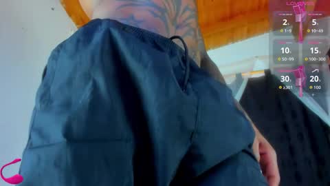 Snapshot of ragnarhot24 chatting on 11-10-25, 01:32 Andres H online show from 11-10-25, 01:32