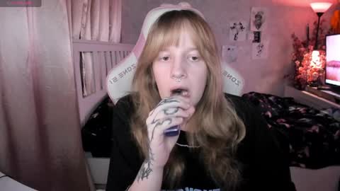 Snapshot of rapunzel_cute chatting on 04-25-26, 06:27 Rapunzel online show from 04-25-26, 06:27