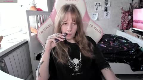Snapshot of rapunzel_cute chatting on 05-05-26, 01:19 Rapunzel online show from 05-05-26, 01:19